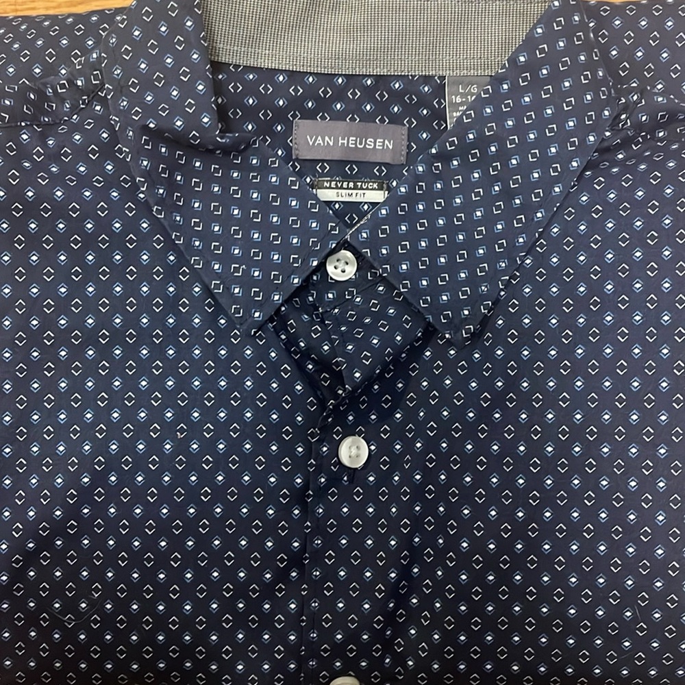 Men’s Van Heusen Never Tuck Slim Fit Shirt Size Large
